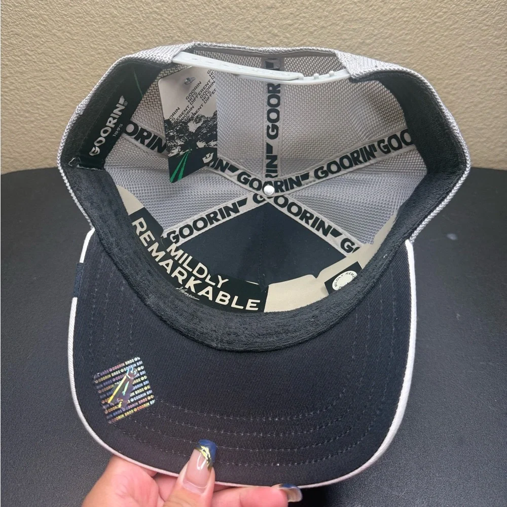 GOORIN BROS “QUEEN” Bee Animal Farm Trucker Hat White Gray Snapback